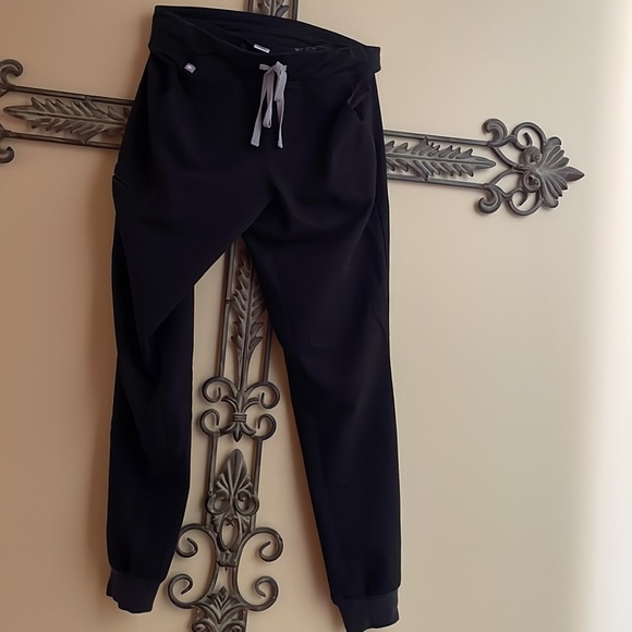 FIGS BLACK JOGGER SCRUBS - Picture 2 of 5